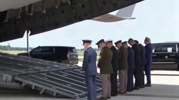 Trump, ABD askerlerinin cenazelerini karşıladı
