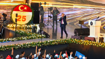 Bahçeli’den AK Parti’nin 25. kuruluş yıl dönümüne özel çelenk