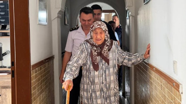 Yıllarca simit satarak aldıkları evi bağışladılar