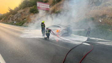 8 milyonluk Mercedes seyir halindeyken alev aldı: Müdahale 12 saat sürdü