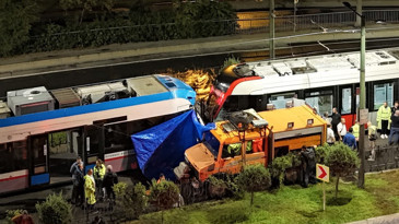 Zeytinburnu'nda iki tramvay çarpıştı: Yaralılar var