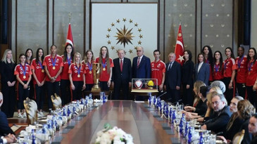 Cumhurbaşkanı Erdoğan, şampiyon milli voleybolcuları kabul etti
