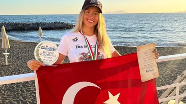 Milli yüzücü Eda Savcıgil, Catalina Kanalı'nı çifte rekorla geçti