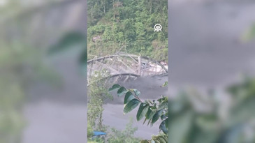 Nepal'de sel nedeniyle evler ve köprüler yıkıldı