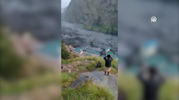 Nepal'de sel nedeniyle 40'a yakın ev sürüklendi