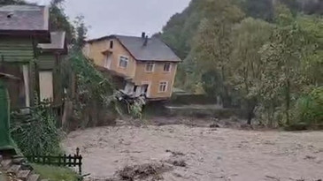 Sapanca'da iki katlı ev aşırı yağışların ardından yıkıldı