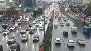 İstanbul'da yağmur trafiği kilitledi: Yoğunluk yüzde 80'e ulaştı