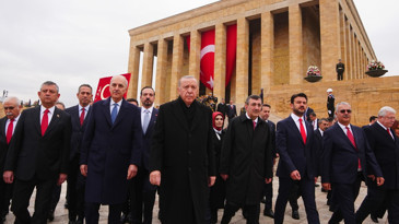 Devlet erkanı Cumhuriyet'in 103. yılında Ata'nın huzurunda