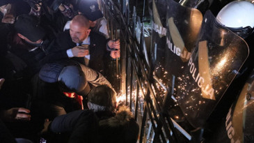Polonya'da yargı krizi tırmandı: Anayasa Mahkemesi önünde polis müdahalesi