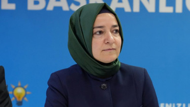 Fatma Betül Sayan Kaya partideki tüm görevlerinden affını istedi
