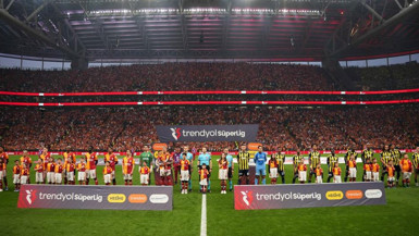 Süper Lig'de dev derbi heyecanı: Galatasaray, Fenerbahçe'yi ağırlıyor