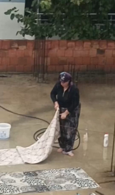 Barajlar boş, su kesintisi var: Kadının yağmur altında halı yıkaması tepki çekti - Resim : 2