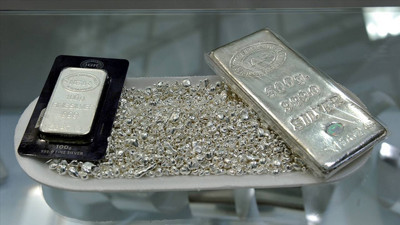 Goldman Sachs&rsquo;tan g&uuml;m&uuml;ş tahmini: Yatırımcılara fiyat uyarısı yaptı!