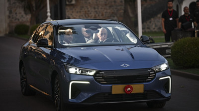 Togg'un yeni modeli T10F, Cumhurbaşkanı Erdoğan'a hediye edildi! Dolmabahçe'de test sürüşü yaptı