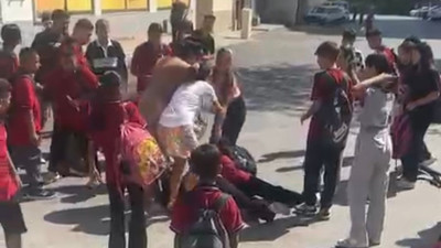 12 yaşındaki çocuk okul çıkışı akranları tarafından darp edildi: Görüntüler izleyene pes dedirtti
