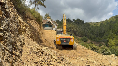 Orman sınırı mağduru aileden ilginç çözüm: Yıkım kararı çıkan evini 150 metre taşıdı