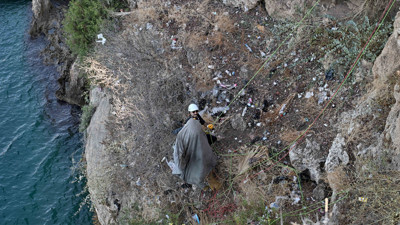 40 metrelik falezlerden denizlere... Büyük temizlik operasyonu! Neler çıktı neler