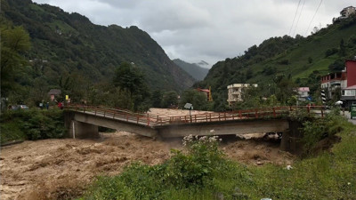 Sağanak yağış Rize'yi vurdu! Dereler taştı, heyelanlar meydana geldi