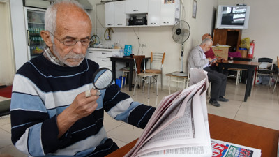 Yakın gözlüğünü kaybetti, 18 yıldır büyüteçle gazete okuyor