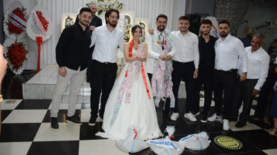 10 gün esnaf gezdiler, geline ağırlığınca para taktılar! Sayması saatler sürer ama...