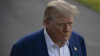 Trump, yeni g&uuml;mr&uuml;k tarifeleri a&ccedil;ıkladı: İla&ccedil; firmalarına y&uuml;zde 100 vergi geliyor