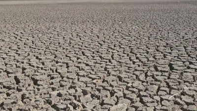 Çavuşçu Gölü kurudu, çatlamış toprağa dönüştü