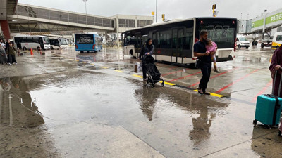İstanbul’da sağanak yağış: Sabiha Gökçen’de yolcular zor anlar yaşadı