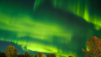 Sonbahar renkleriyle buluşan kuzey ışıkları renk cümbüşüne sahne oldu