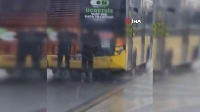 Yağışlı havada otobüsün arkasına tutundular: Tehlikeli anlar kamerada