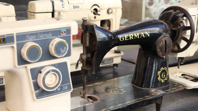 100 yıllık dikiş makinesini tıkır tıkır çalıştırıyor