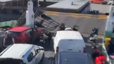 Sirkeci'de feribot kazası: Önce vapura sonra iskeleye çarptı