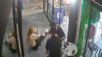 Cam kapıya çarpan kadın yere savruldu