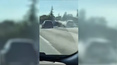 Bebekli aileyi sıkıştıran araç bariyerlere uçtu: Korku dolu anlar anne tarafından saniye saniye kaydedildi