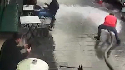 Şov meraklısı esnaf, müşterileri yıkadı