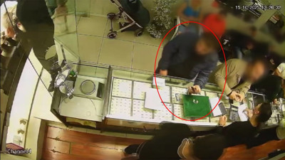 Kaşla göz arasında 50 gram altın çaldı! O anlar anbean kameralara yansıdı