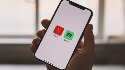 Netflix ve Spotify yeni dönemi başlatıyor! Podcast'ler ekrana taşınıyor