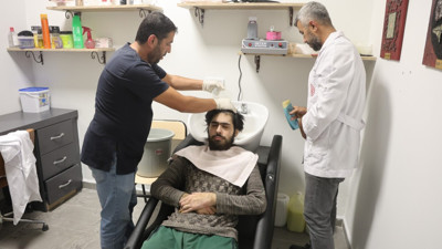 Evden çıkmayan telefon bağımlısı genç ikna edildi! Üç yıl sonra ilk kez banyo yaptı