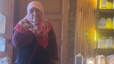 Yaşlı teyze alışveriş yapmayacağı için dükkana girmeye çekindi: Çankırı'da yürek ısıtan diyalog