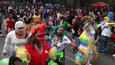 Meksika'da yüzlerce zombi tarihi merkezde buluştu!