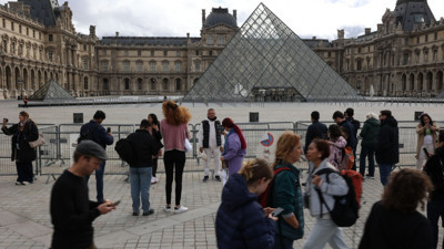 Paris'te soygun sonrası Louvre Müzesi'nin önü doldu taştı!