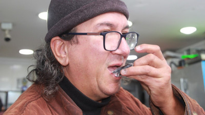 Fiyatlar yarı yarıya azaldı! Hamsi 70 liraya düştü, vatandaş sevinçten çiğ yedi