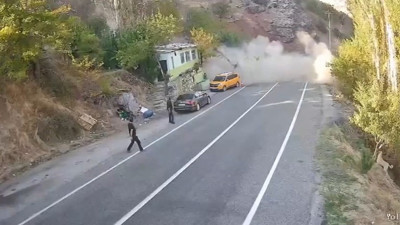 Facia saniyelerle atlatıldı! Dağdan kopan dev kaya paniğe neden oldu