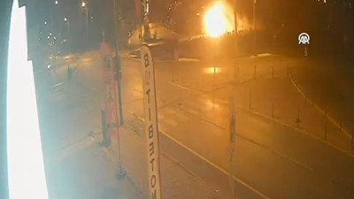 James Bond filmlerini aratmayan kaza! Kaldırımdan sekip havalandı, anıta çarpıp alev topuna döndü