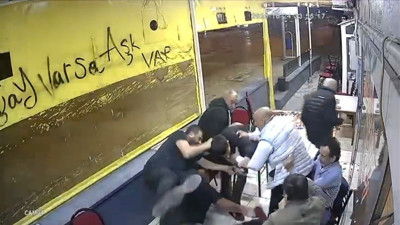 İzmit'te çay ocağında silahlı saldırı! O anlar kamerada