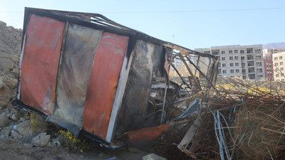 Şantiyede yangın: Kahraman operatör yanan konteyneri uçurumdan yuvarladı, faciayı önledi