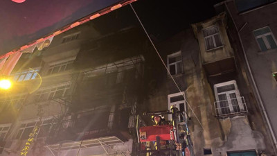 Beyoğlu’nda kız istemede patlatılan havai fişekler evi yaktı: 8 kişi dumandan etkilendi