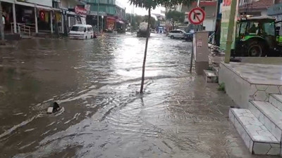İzmir’in kuzey ilçelerinde sağanak etkili oldu: Yollar göle döndü, ev ve iş yerlerini su bastı