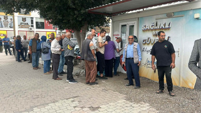 Fiyatın yarısından daha ucuza ekmek sattı: Metrelerce kuyruk oluştu