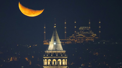 Masalsı manzara: Hilal Galata ve Çamlıca üzerinde parladı