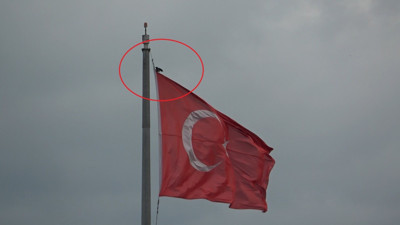 Karganın Türk bayrağı inadı